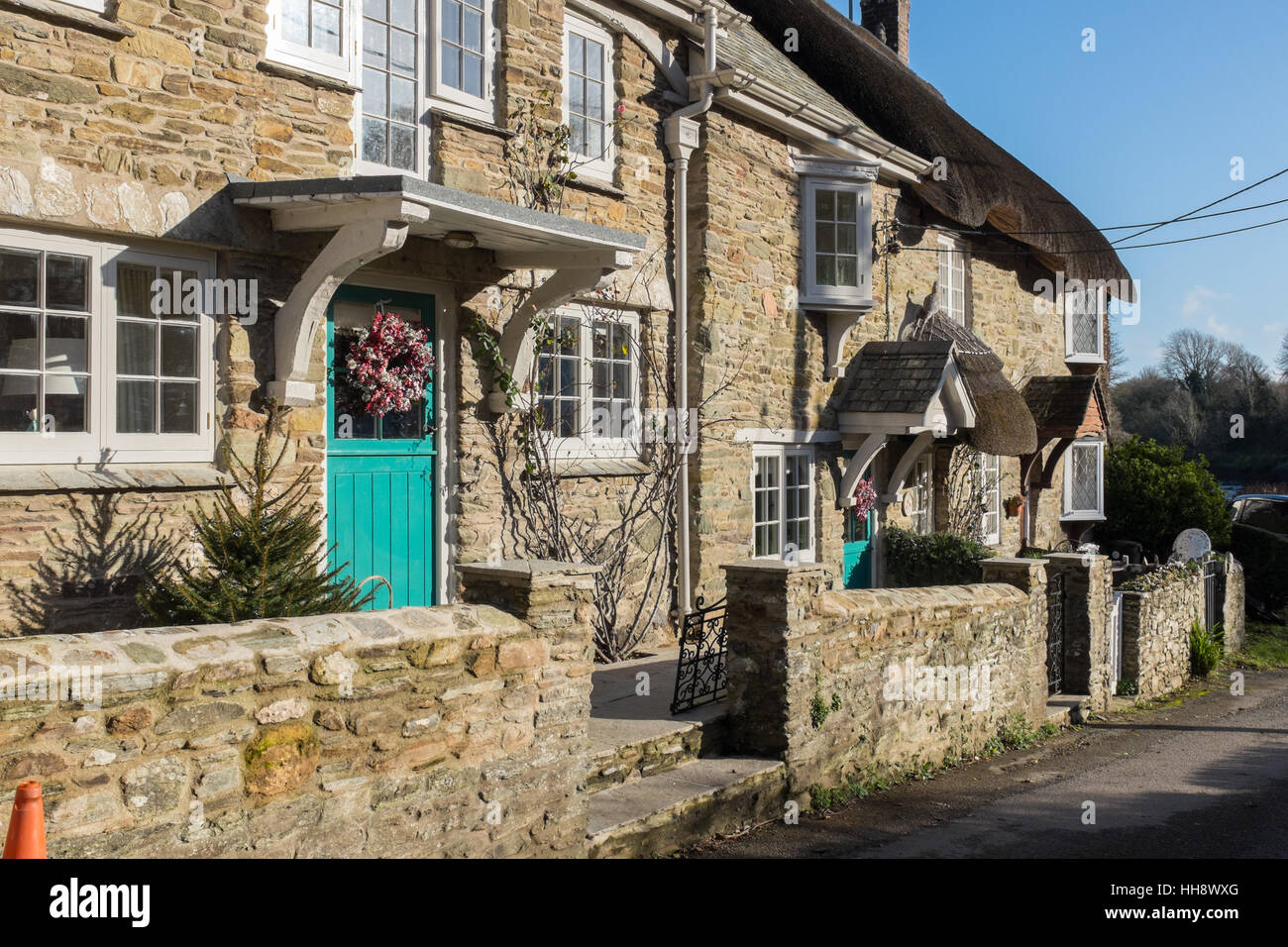 Ziemlich strohgedeckten Hütten in Devon Dorf von Batson in der Nähe von Salcombe Stockfoto