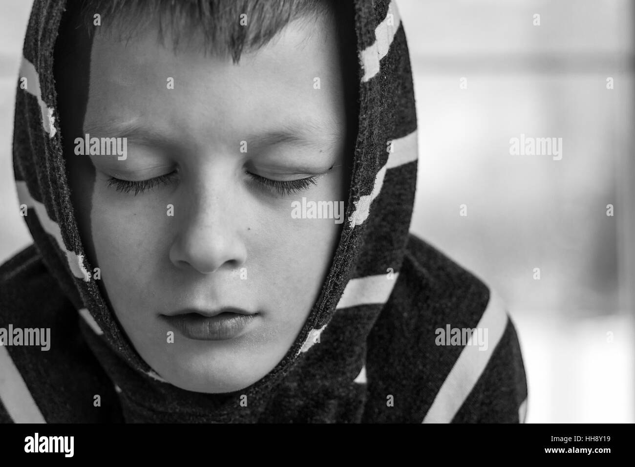 Trauriger junge. Teenager mit traurigen Ausdruck Gesicht hautnah. Einsamkeit, Depression und Stress-Konzept. Stockfoto