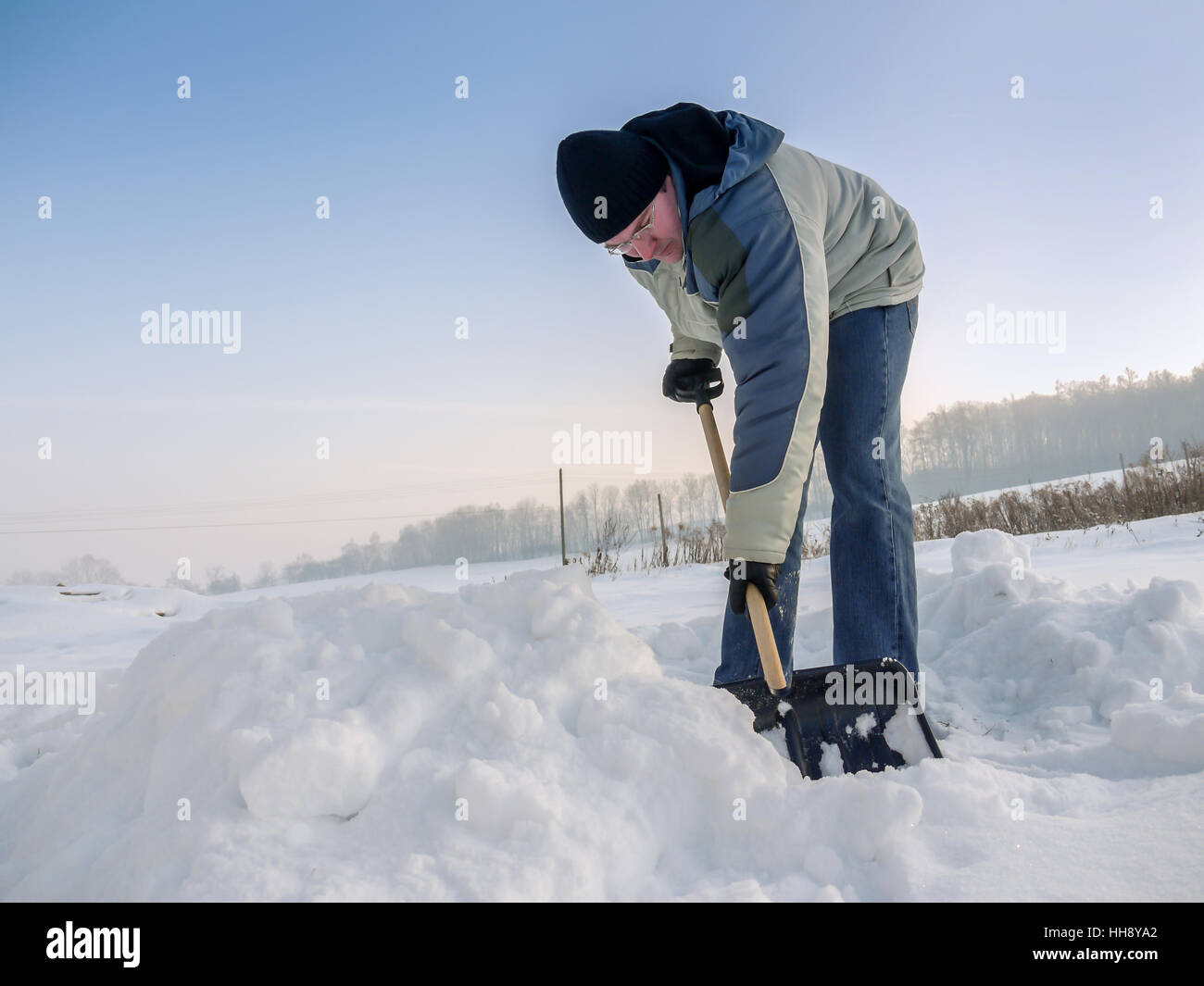 Mann seinem Hinterhof mit Schaufel nach schweren Schnee Pflügen Stockfoto