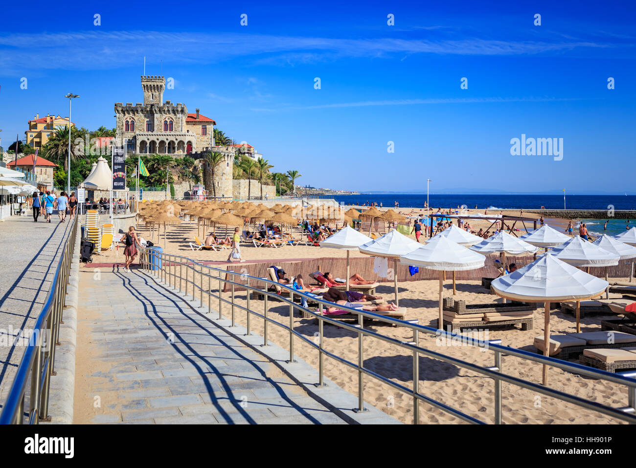 ESTORIL, PORTUGAL - ca. Oktober 2016: Die Praia do Tamariz Strand in Estoril-Cascais, Portugal Stockfoto