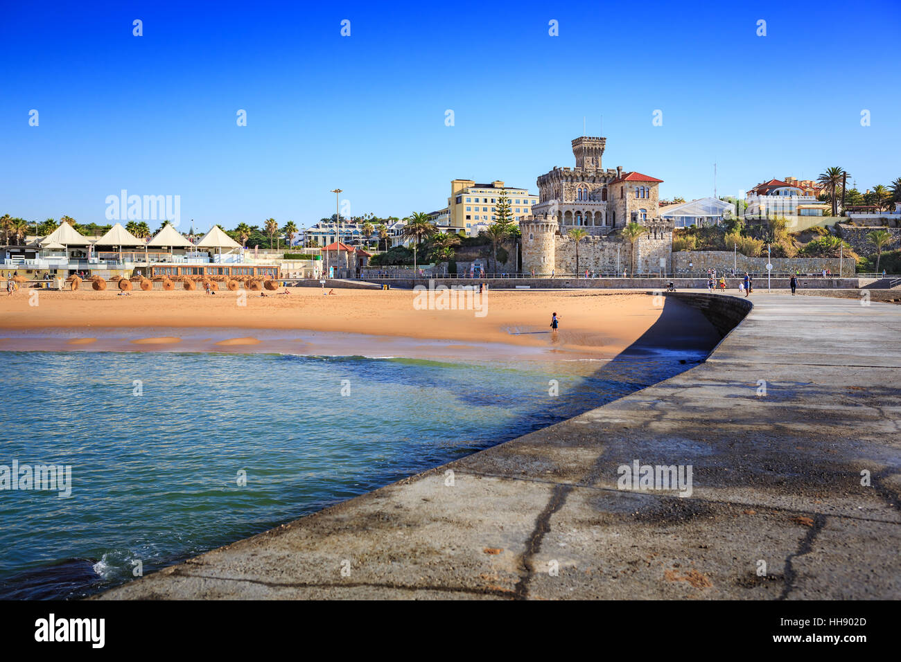 ESTORIL, PORTUGAL - ca. Oktober 2016: Die Praia do Tamariz Strand in Estoril-Cascais, Portugal Stockfoto