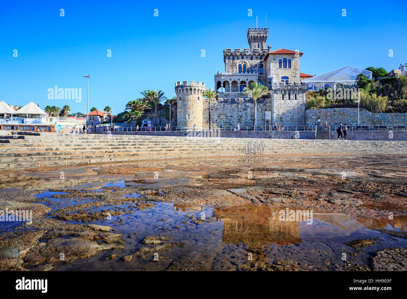 ESTORIL, PORTUGAL - ca. Oktober 2016: Die Praia do Tamariz Strand in Estoril-Cascais, Portugal Stockfoto