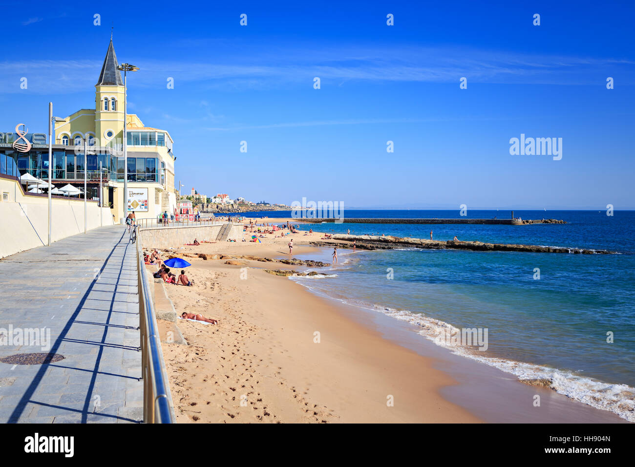 ESTORIL, PORTUGAL - ca. Oktober 2016: Die Praia do Tamariz Strand in Estoril-Cascais, Portugal Stockfoto