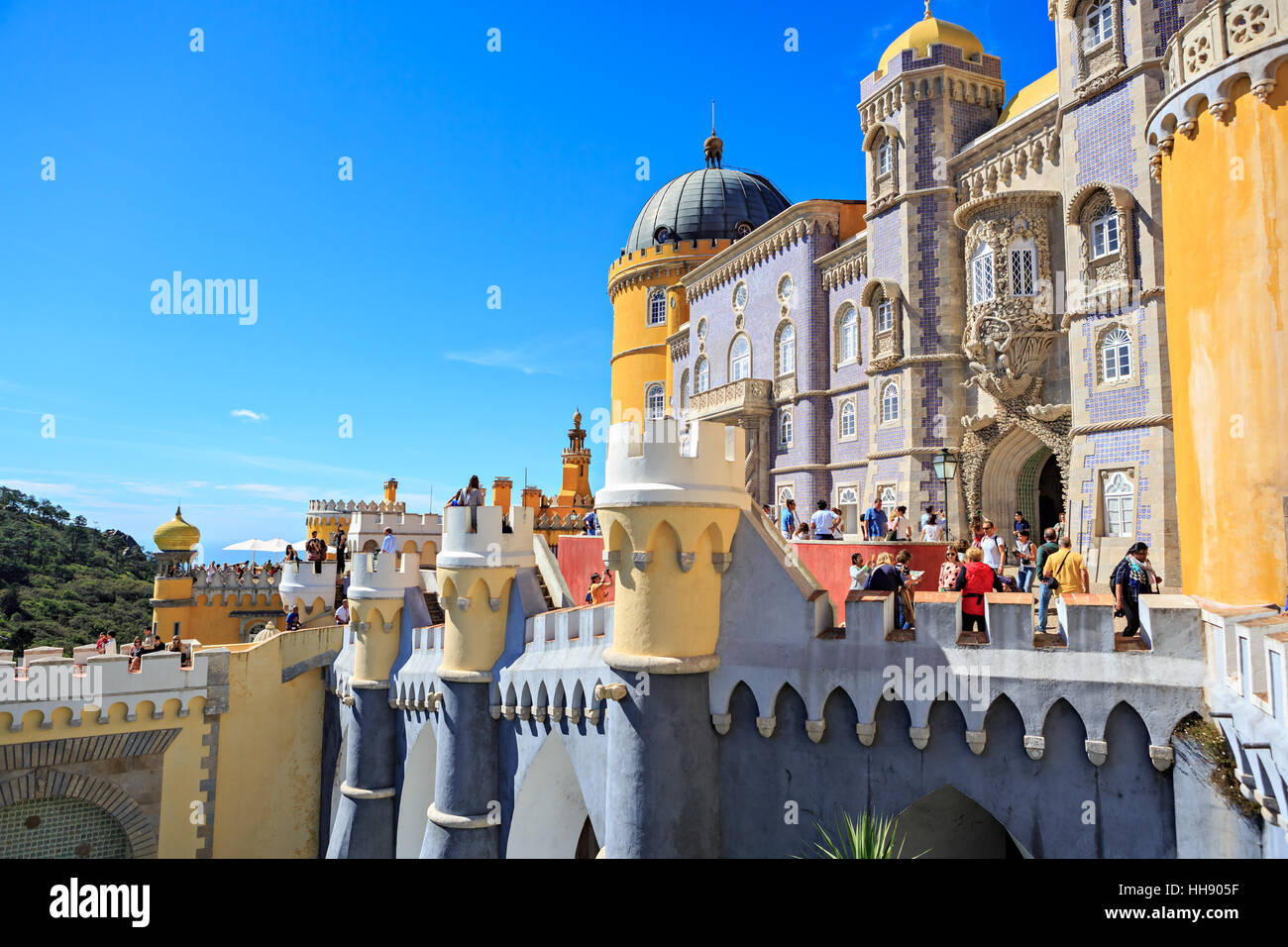 SINTRA, PORTUGAL - ca. Oktober 2016: Pena Park mit nationalen Palast von Pena in Sintra, Portugal Stockfoto
