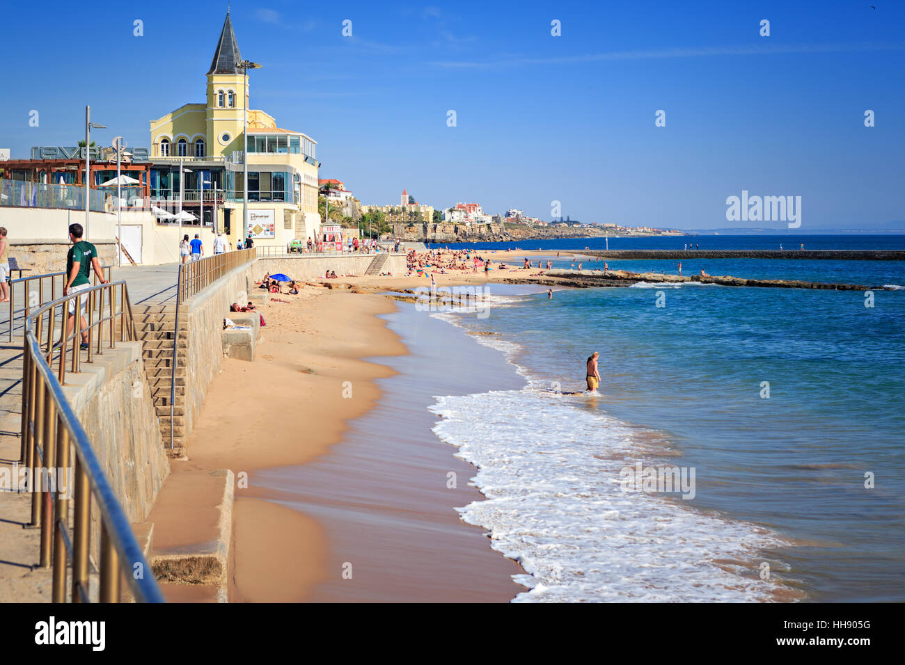 ESTORIL, PORTUGAL - ca. Oktober 2016: Die Praia do Tamariz Strand in Estoril-Cascais, Portugal Stockfoto