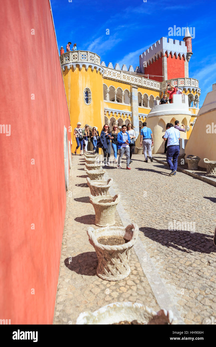 SINTRA, PORTUGAL - ca. Oktober 2016: Pena Park mit nationalen Palast von Pena in Sintra, Portugal Stockfoto