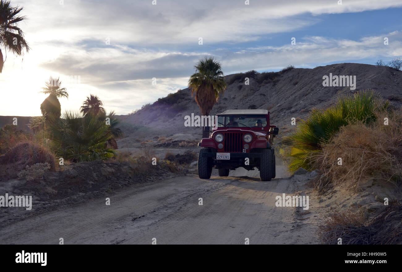 Ein Jeep aus der Wüste Abenteuer Jeep Tour Company in den Schluchten der San-Andreas-Verwerfungszone in der Nähe von Indio California Stockfoto