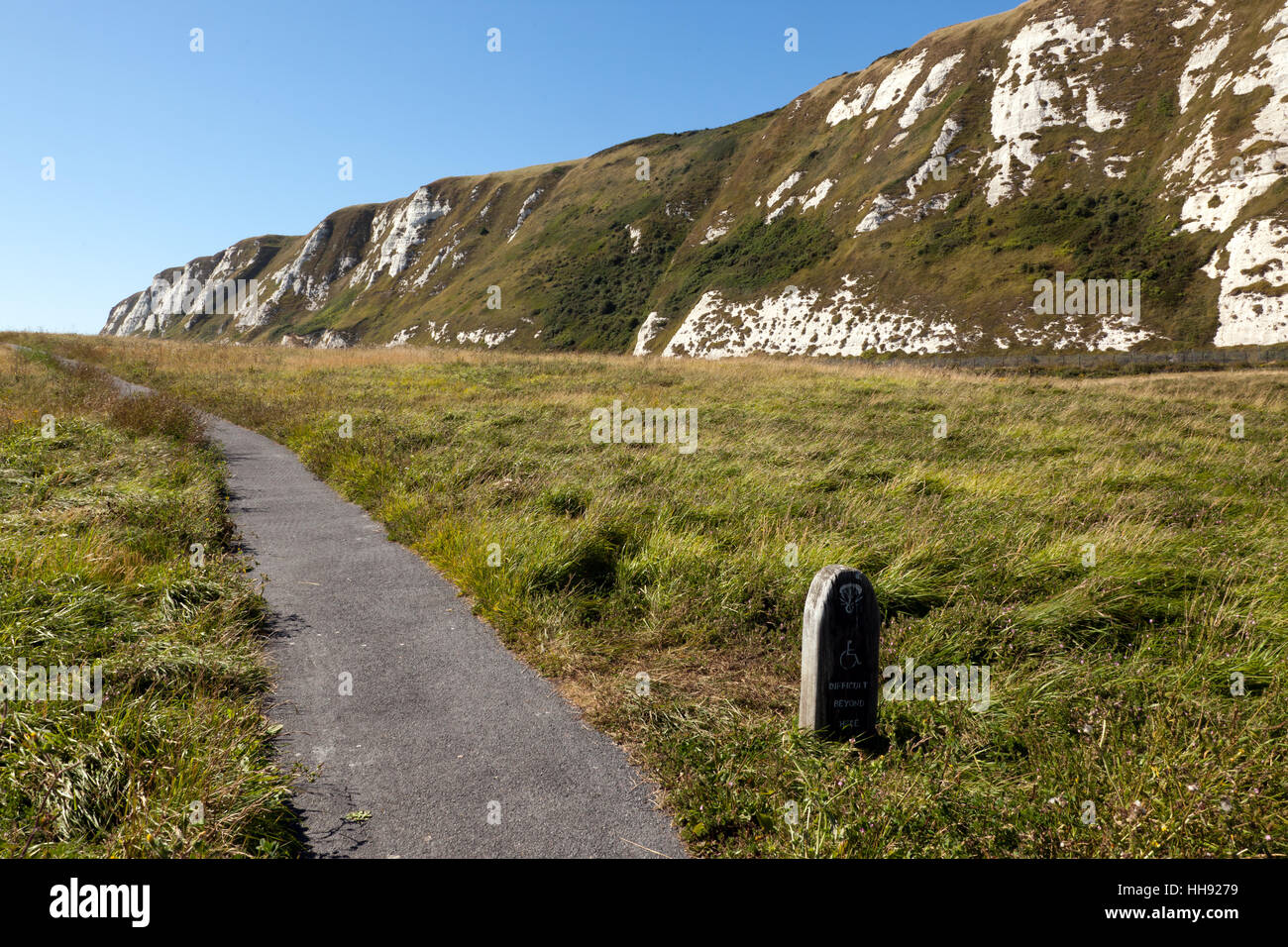 Bestandteil der Wanderweg bei Samphire Hoe Country Park, Kent, unter weißen Klippen von Dover, Kent, Großbritannien Stockfoto