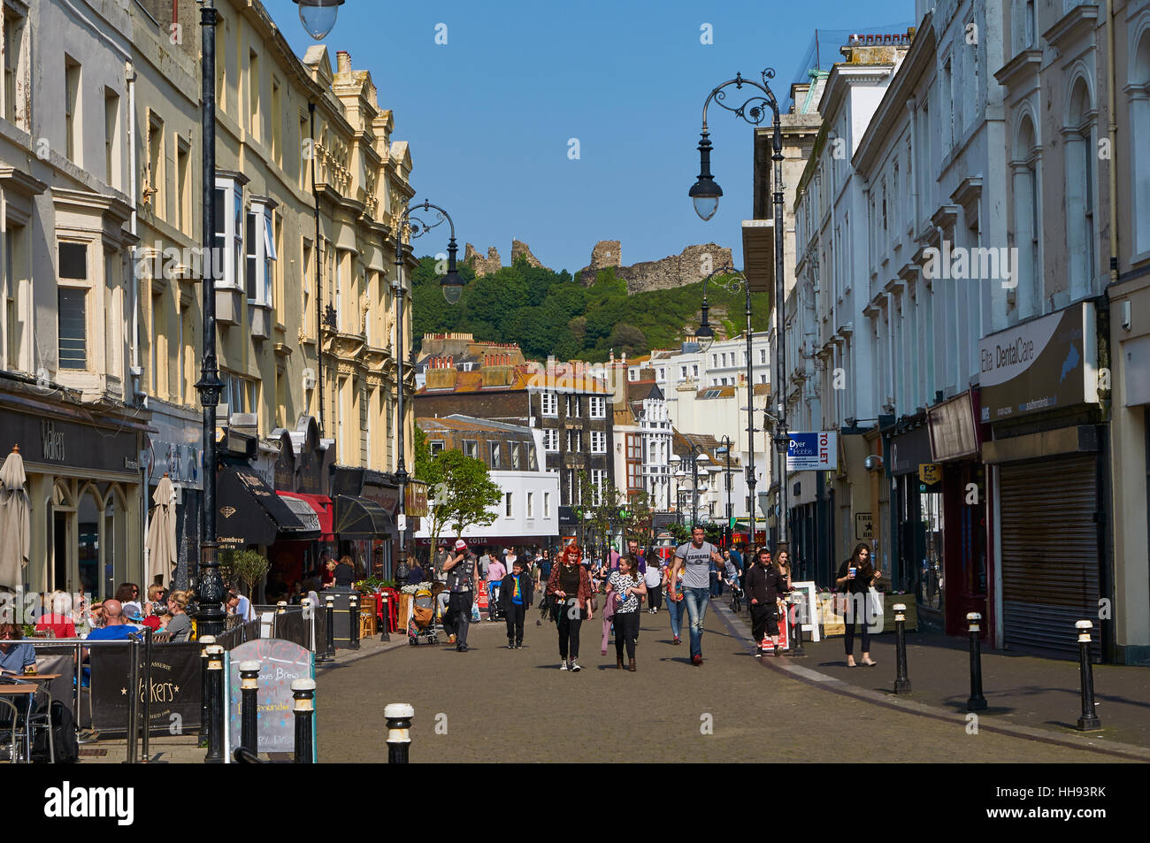 Stadtzentrum von Hastings, East Sussex an der Südküste von England, von Robertson Street, im Sommer Stockfoto