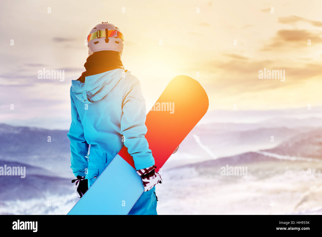Snowboarder Frau Mädchen Sonnenaufgang Berggipfel Stockfoto