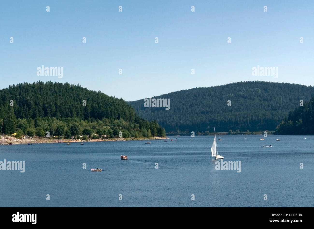 Panorama rund um den Schluchsee, einem See im Schwarzwald (Süddeutschland) mit einigen kleinen Booten im sonnigen Ambiente Stockfoto