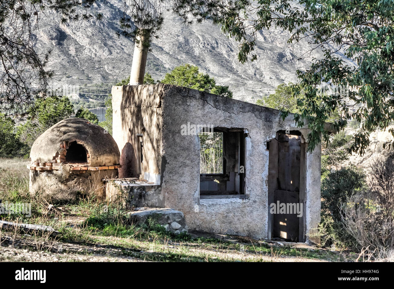 Verlassene verfallene Villa und Nebengebäuden in der spanischen Landschaft Stockfoto