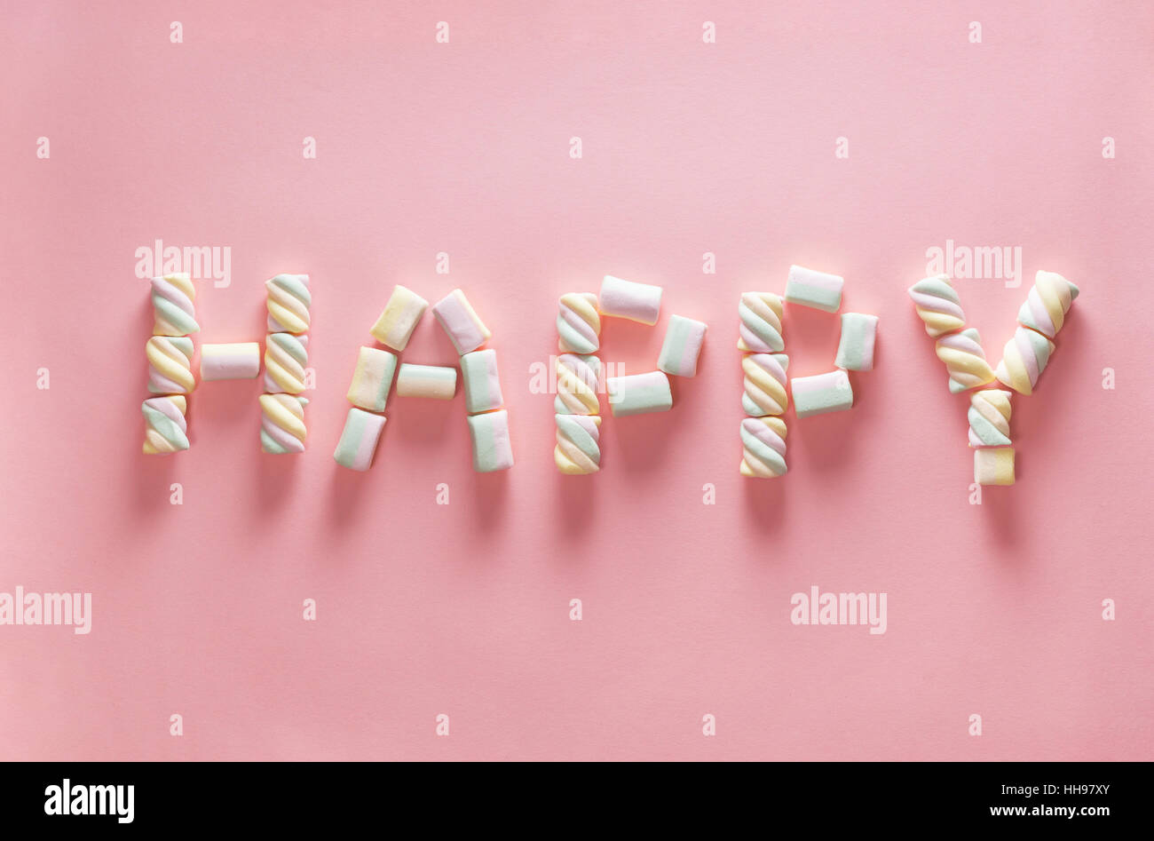 HAPPY Brief von Marshmallow am sanften rosa Hintergrund. Flach zu legen. Bild für Valentine Tag Konzept Stockfoto
