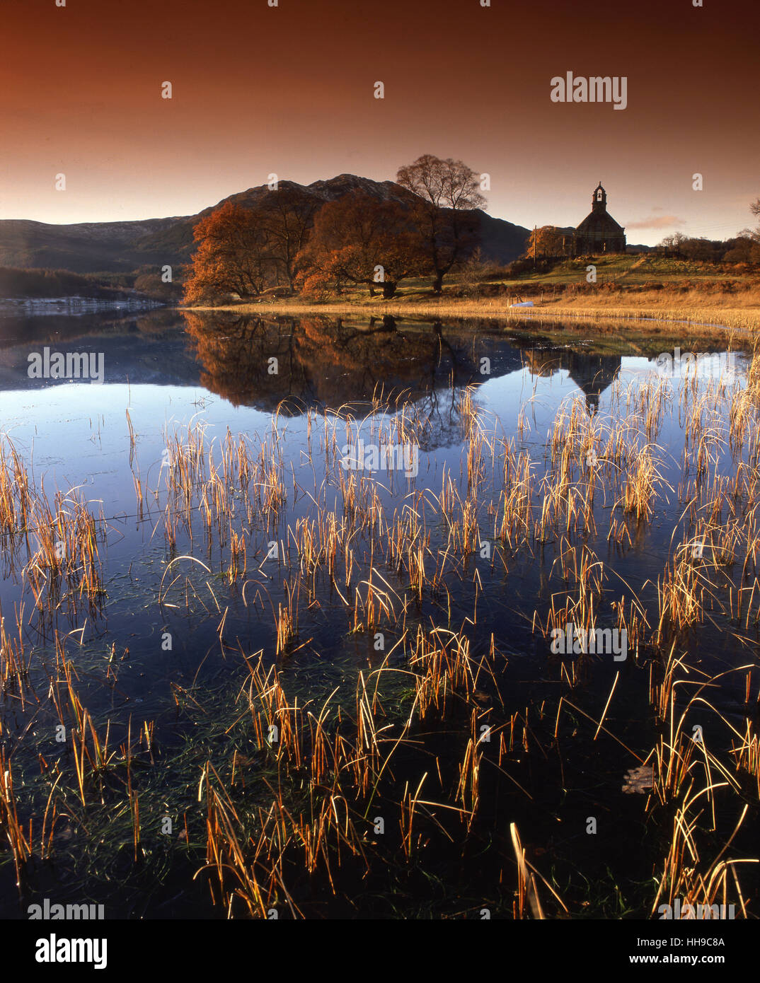 Herbst Reflexionen der Trossachs Kirche, Loch Achray Trossachs. Stockfoto