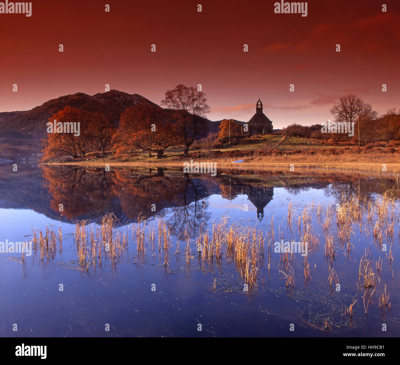 Friedlich auf Loch Achray Towrads Ben Venue, Trossachs, Stirling-Region. Stockfoto