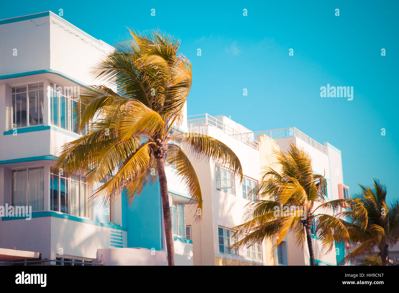 Vintage-Stil-Image der Palme und Art-Deco-Architektur von South Beach Miami Florida mit Retro-Ton Stockfoto