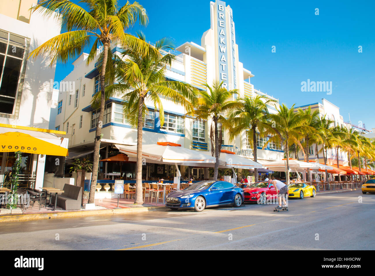 Blick entlang der berühmten Urlaub und touristische Lage am Ocean Drive im Art-Deco-Viertel von South Beach, Miami an einem sonnigen Tag Stockfoto