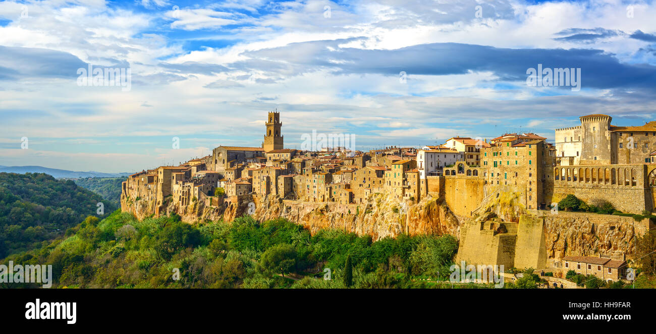Toskana, Pitigliano mittelalterliches Dorf auf Tuff felsigen Hügel. Hochauflösende Panorama Landschaftsfotografie. Italien, Europa. Stockfoto