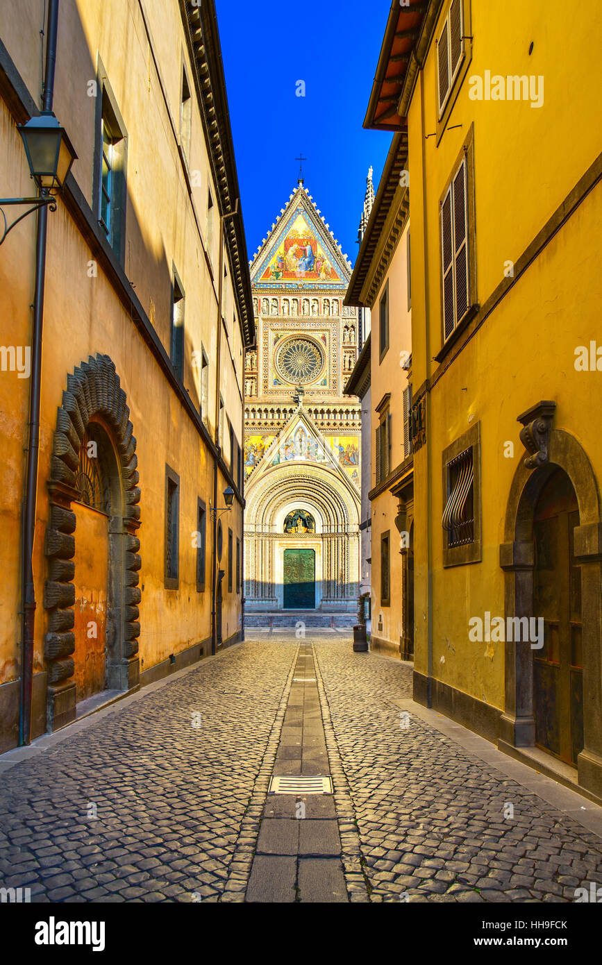 Orvieto mittelalterlichen Dom Kathedrale Kirche Wahrzeichen Fassade Blick aus einer Straße. Umbria, Italien, Europa. Stockfoto