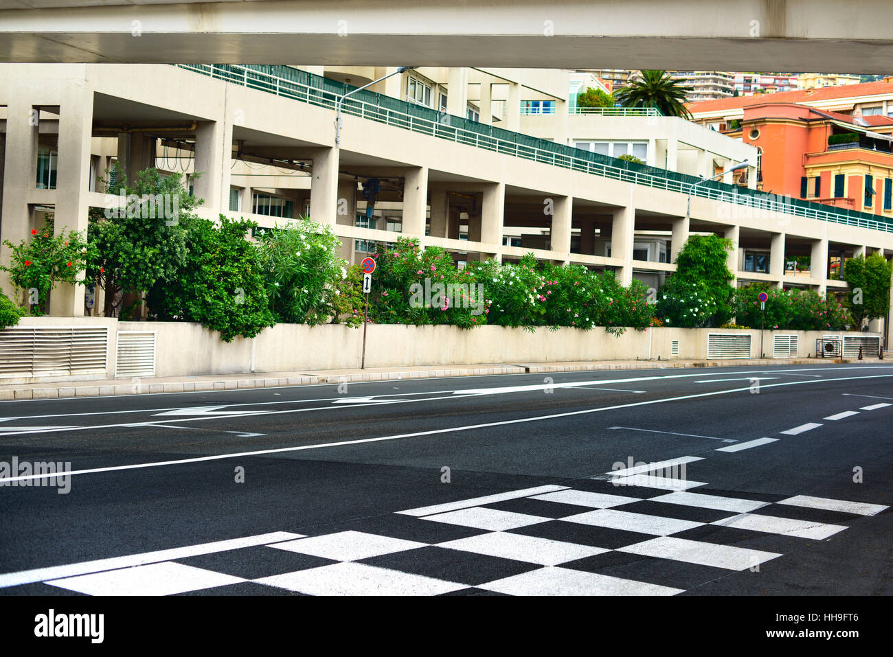 Raster und Pit Lane Asphalt auf Monaco Montecarlo Rennen Grand Prix Stadtkurs starten Stockfoto