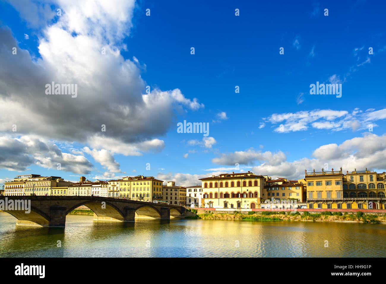 Florenz, Ponte Alla Carraia mittelalterliche Brücke Wahrzeichen am Fluss Arno, Sonnenuntergang Landschaft mit Reflexion. Es ist das zweite älteste Brücke, erbaut im Jahre 1218, Stockfoto