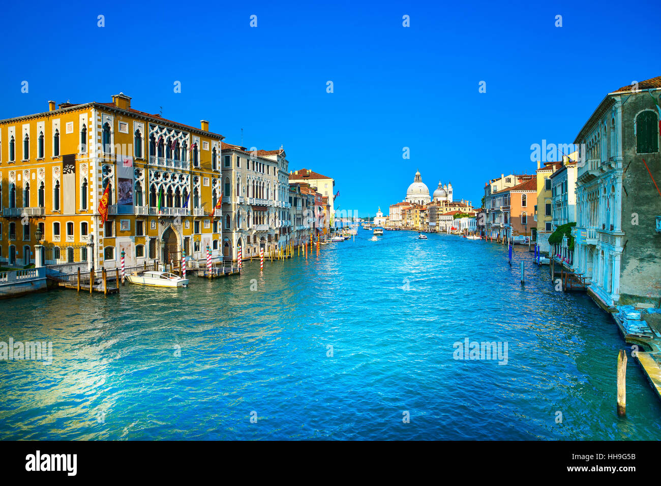 Blick auf Venedig Canal grande, Santa Maria della Salute Kirche Wahrzeichen. Italien, Europa. Stockfoto