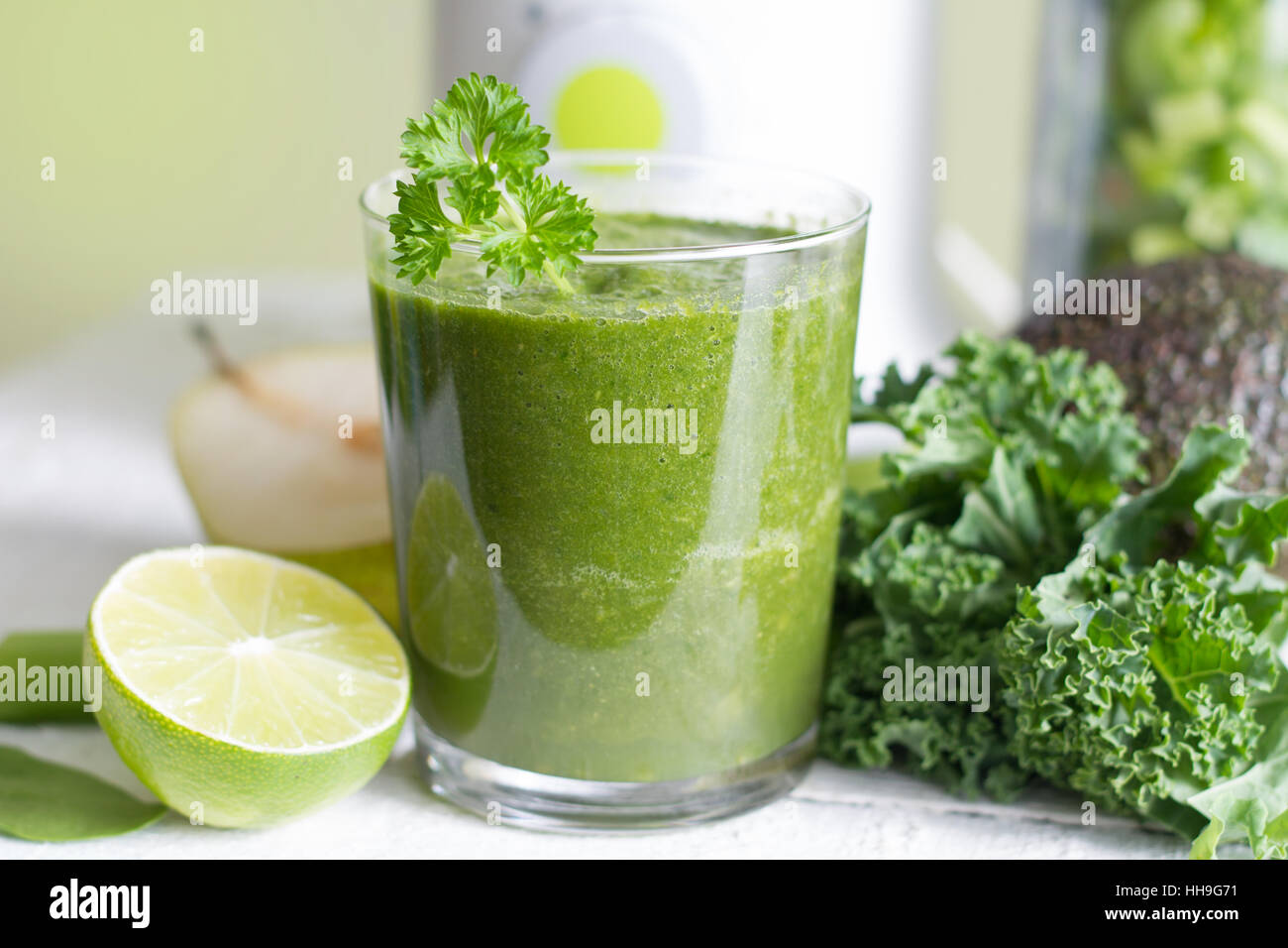 Grüner Smoothie mit Obst und Gemüse essen-Diät-Konzept Stockfoto