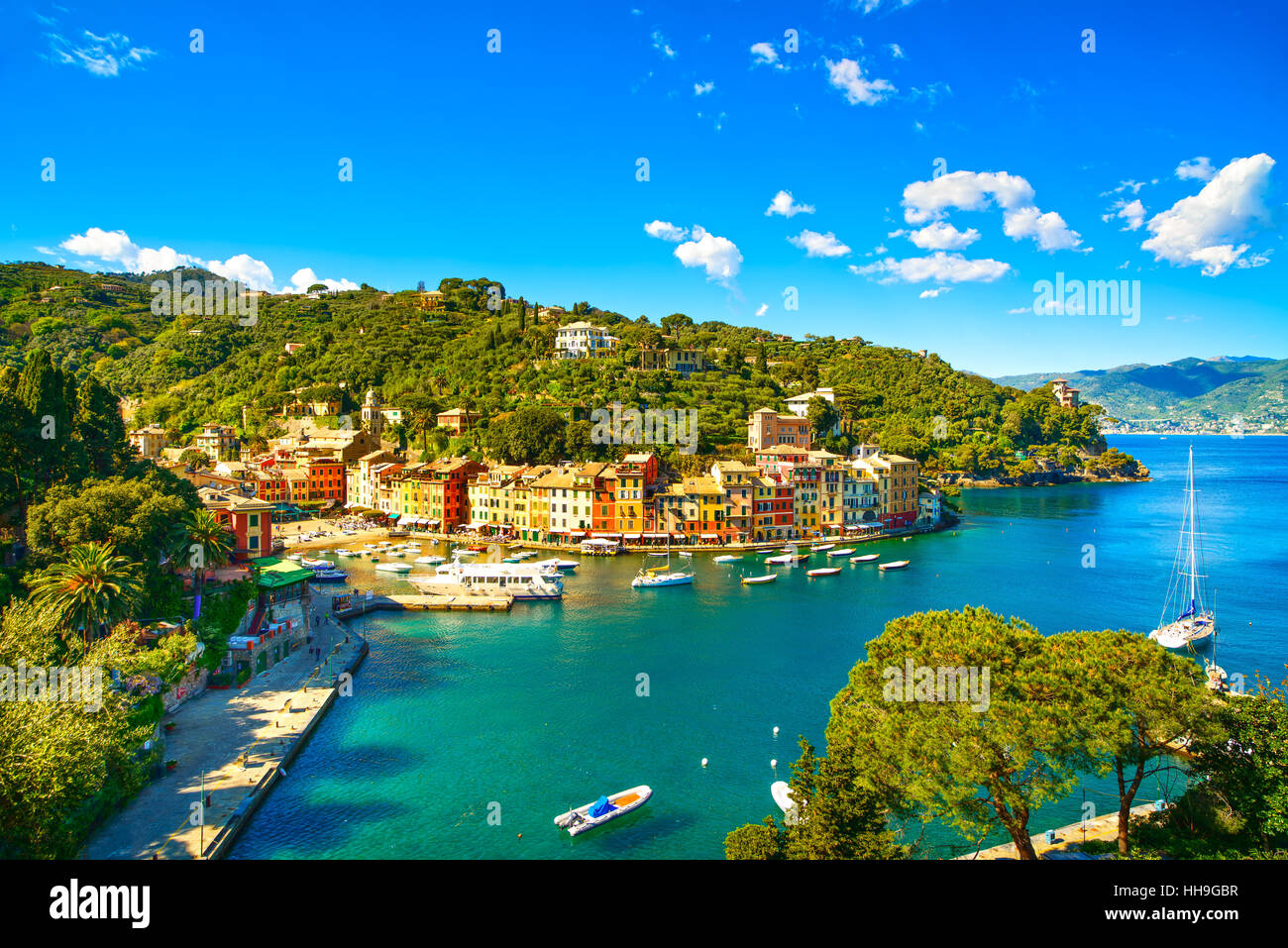 Portofino Luxus Wahrzeichen Panorama Luftbild. Dorf und Yacht im Hafen von kleinen Bucht. Ligurien, Italien Stockfoto