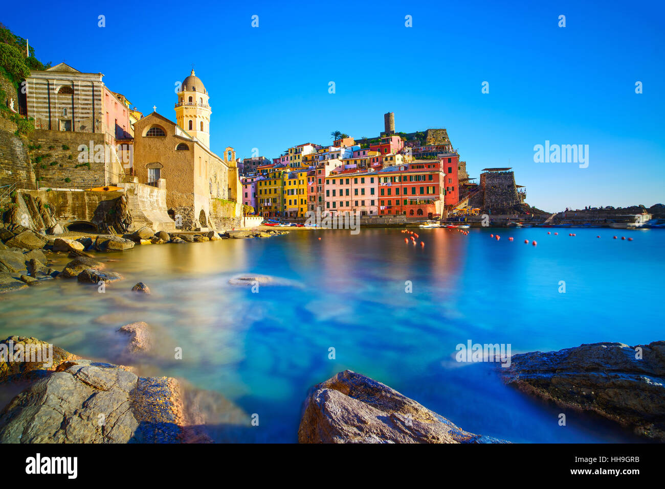 Vernazza Dorf, Kirche, Felsen und Meer Hafen bei Sonnenuntergang, Seelandschaft in Cinque Terre Nationalpark Cinque Terre, Ligurien Italien Europa. Langzeitbelichtung. Stockfoto