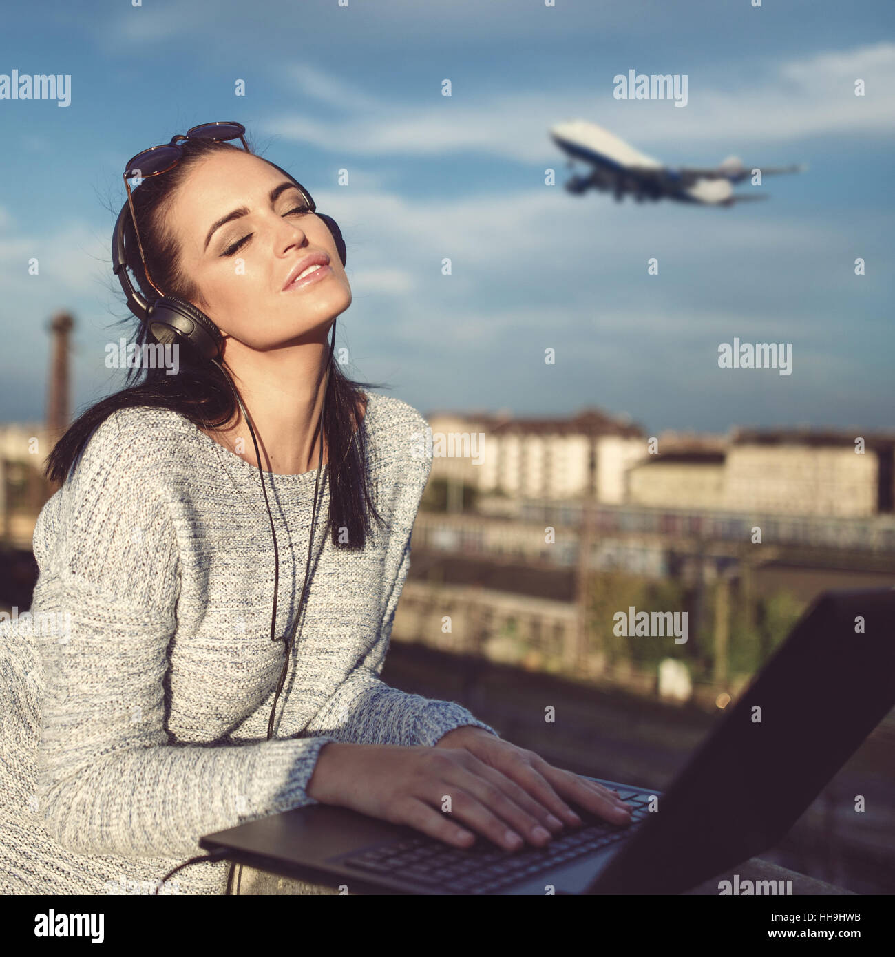 Junge Frau träumen über das Flugzeug fliegen, Luft-Ticket bestellen Stockfoto