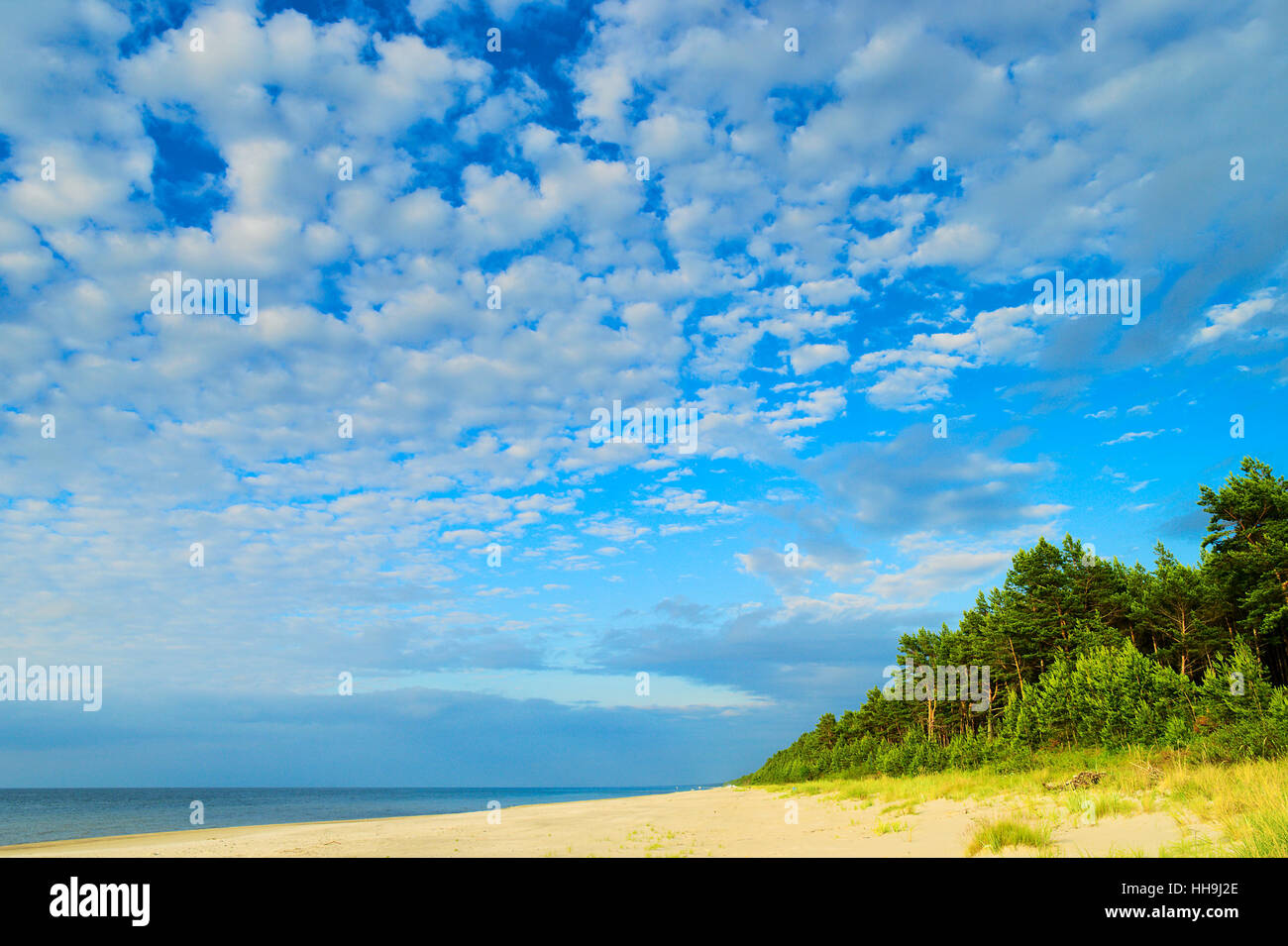 Wolkengebilde mit Stratocumulus Wolkenbildung am Himmel über den Strand an der Ostsee. Stegna, Pommern, Nordpolen. Stockfoto