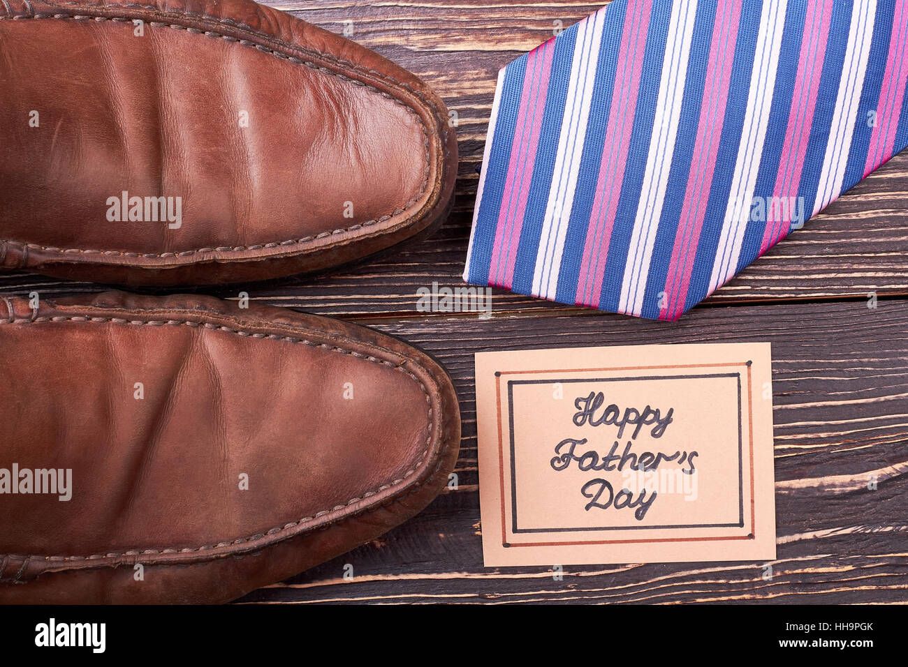 Grußkarte, Schuhe und Krawatte. Stockfoto
