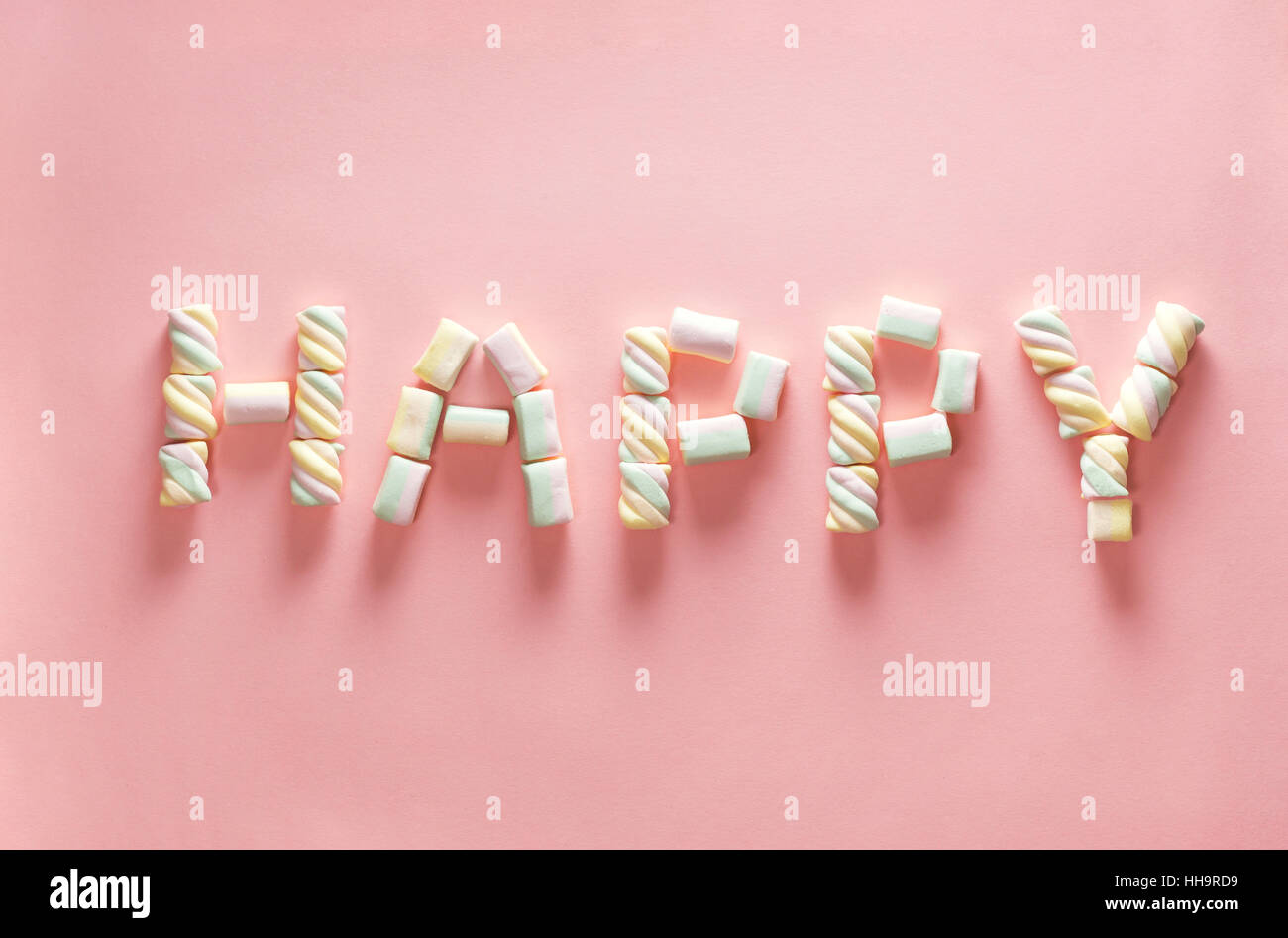 HAPPY Brief von Marshmallow am sanften rosa Hintergrund. Flach zu legen. Bild für Valentine Tag Konzept Stockfoto