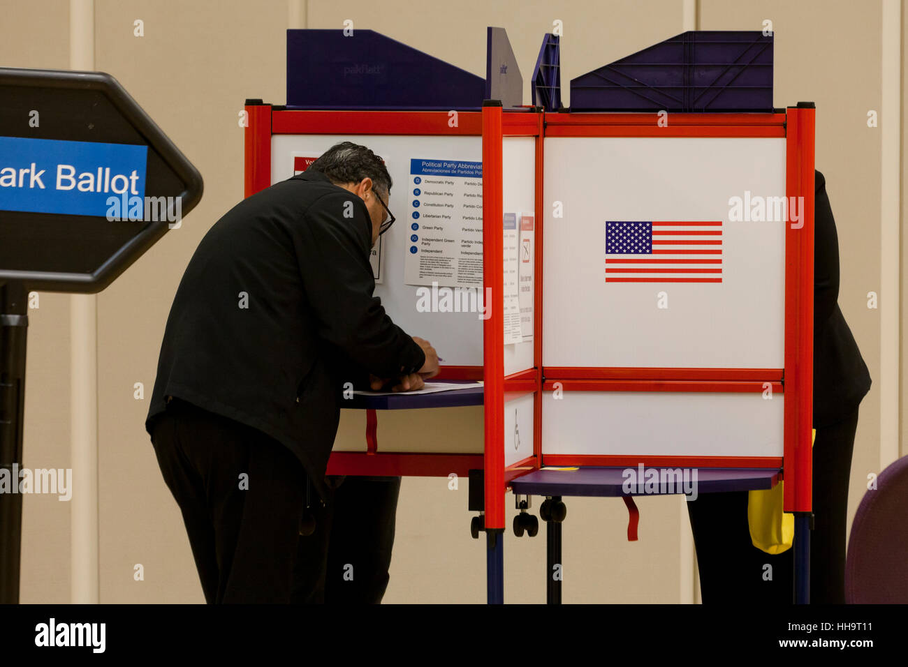 Mann Stimme an der Wahlurne bei Parlamentswahlen 2016 - Arlington, Virginia, Vereinigte Staaten Stockfoto