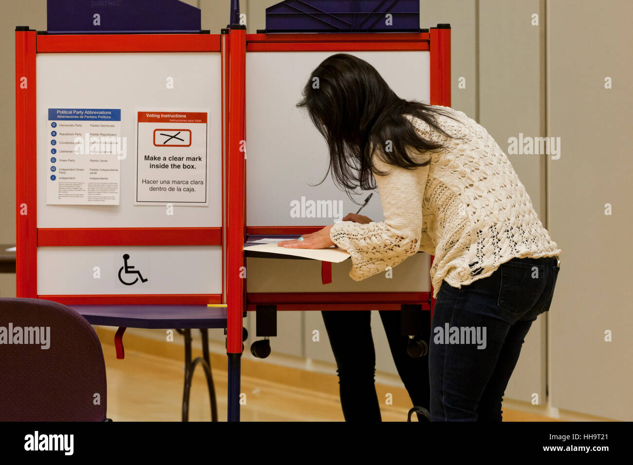 Weibliche Wähler in der Wahlkabine während 2016 allgemeine Wahlen - Arlington, Virginia, USA Stockfoto
