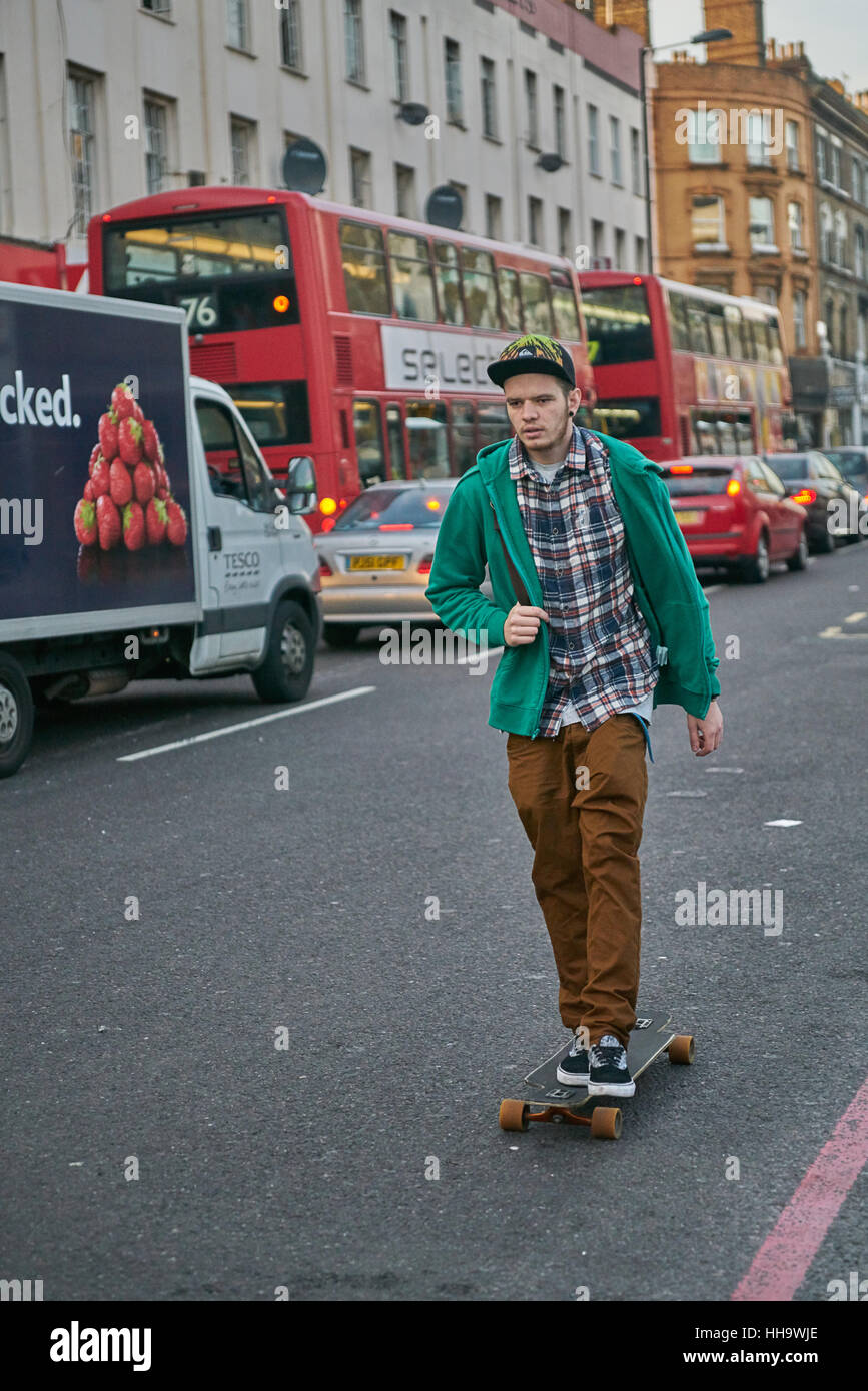 Skateboarder.  Skateboarding.  Skateboard zu arbeiten.  Dalston.  Hackney. Stockfoto