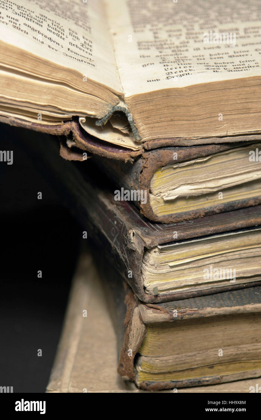 Detail-Studio-Fotografie zeigt einen Stapel von historischen Büchern Stockfoto