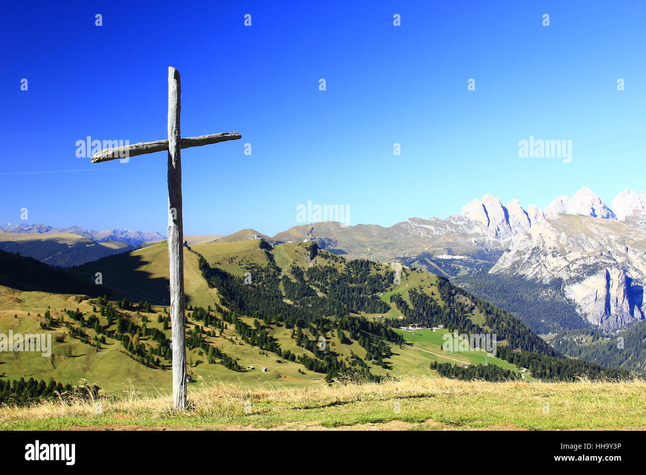Holzkreuz in den Dolomiten auf das Sellajoch (2240m) Stockfoto