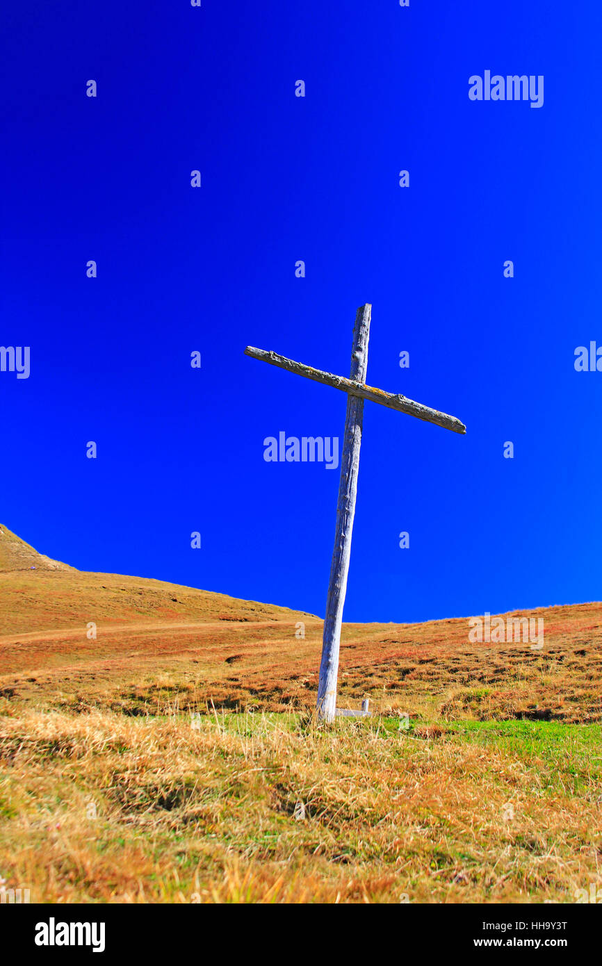 Holzkreuz in den Dolomiten Stockfoto