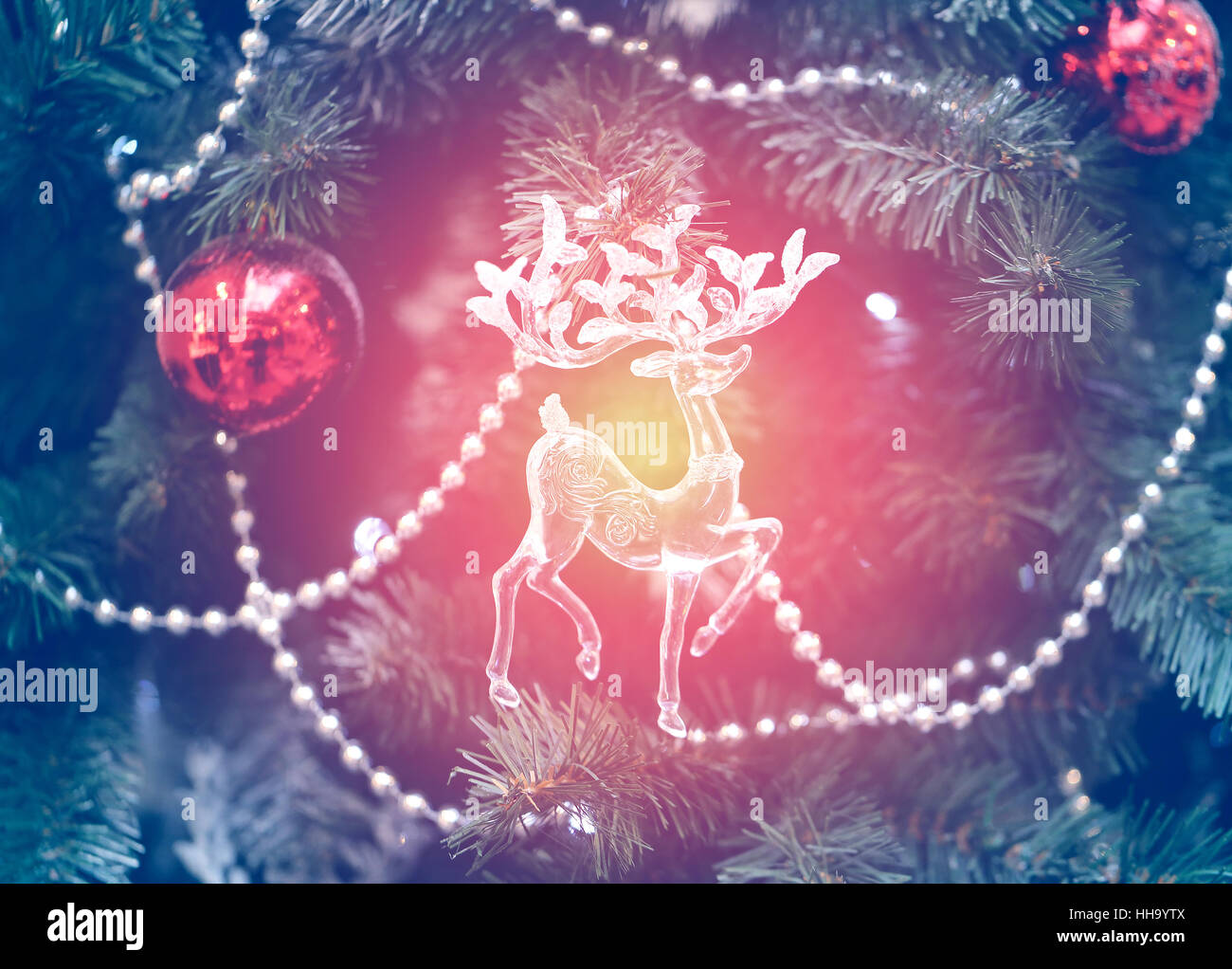 Hellen Foto Hintergrund Weihnachtsbaum mit Spielzeug Rentier Stockfoto