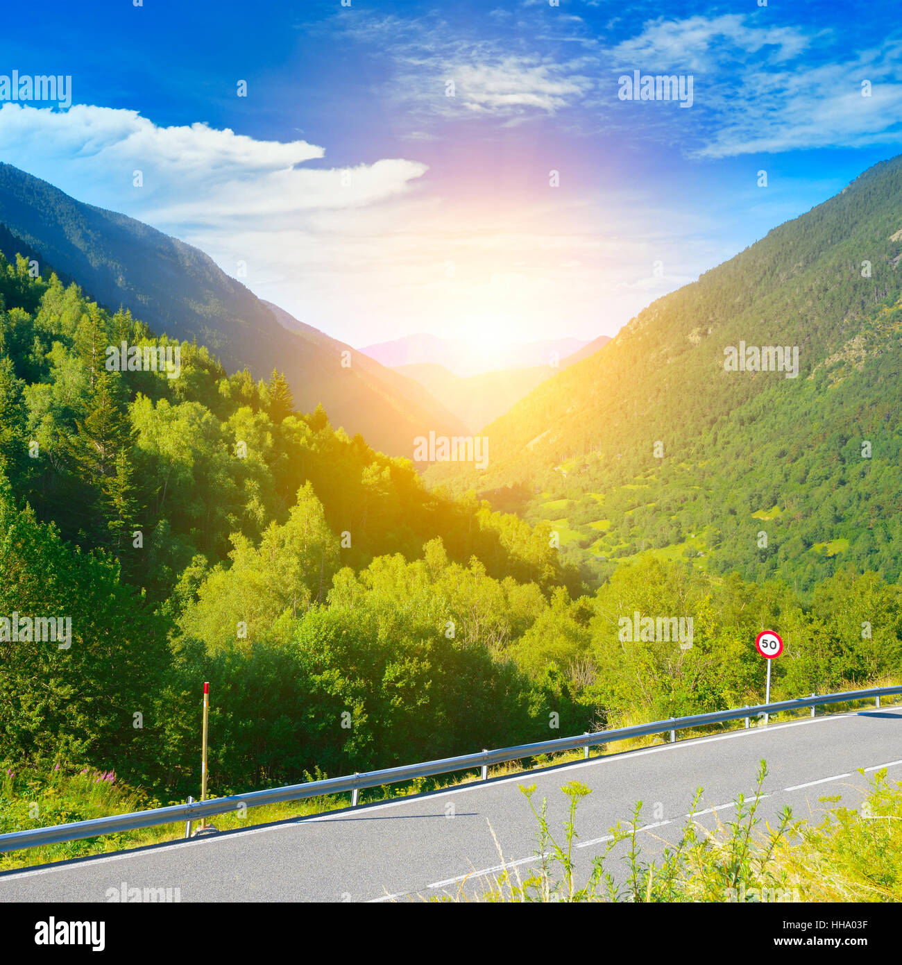 Straße in schönen hohen Bergen Stockfoto