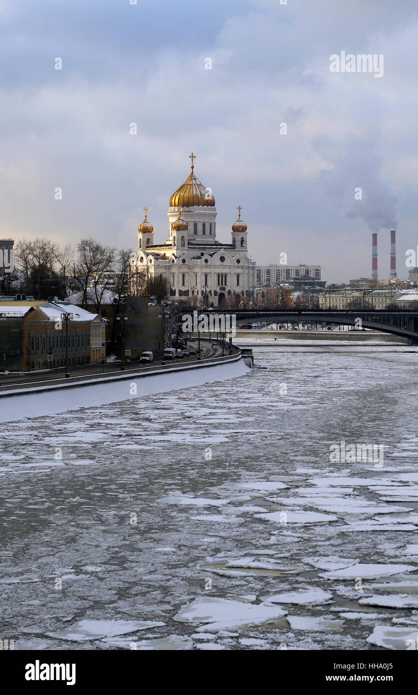 Fotos Winterlandschaft mit Kirche von Christus dem Erlöser und der Fluss Stockfoto