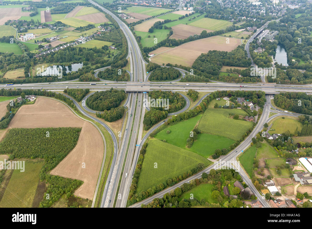 Autobahn überqueren Moers A40 und A57, Moers, Ruhrgebiet, Niederrhein, Nordrhein-Westfalen, Deutschland, Europa, Luftaufnahme, Stockfoto