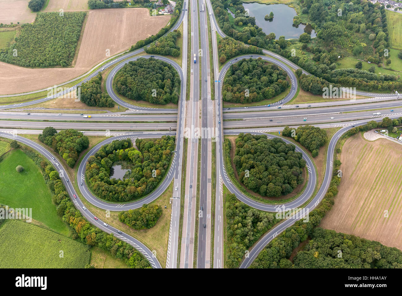 Autobahn überqueren Moers A40 und A57, Moers, Ruhrgebiet, Niederrhein, Nordrhein-Westfalen, Deutschland, Europa, Luftaufnahme, Stockfoto