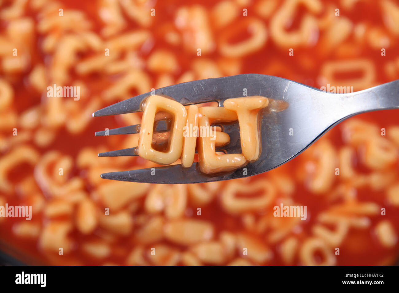 Spaghetti-Brief Rechtschreibung das Wort Diät mit den Buchstaben auf einer Gabel aufgehalten. Stockfoto