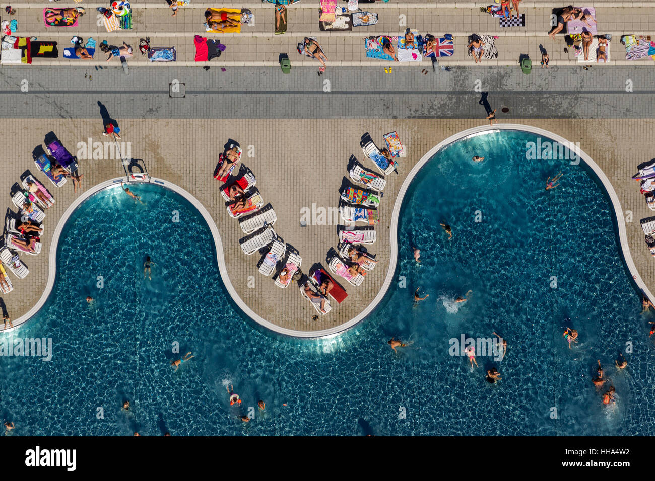 Freibad Annen, Sonnenbaden, Schwimmer, Freizeit, Wellen, Witten-Annen, Witten, Ruhrgebiet, Nordrhein-Westfalen, Deutschland, Europa, Stockfoto