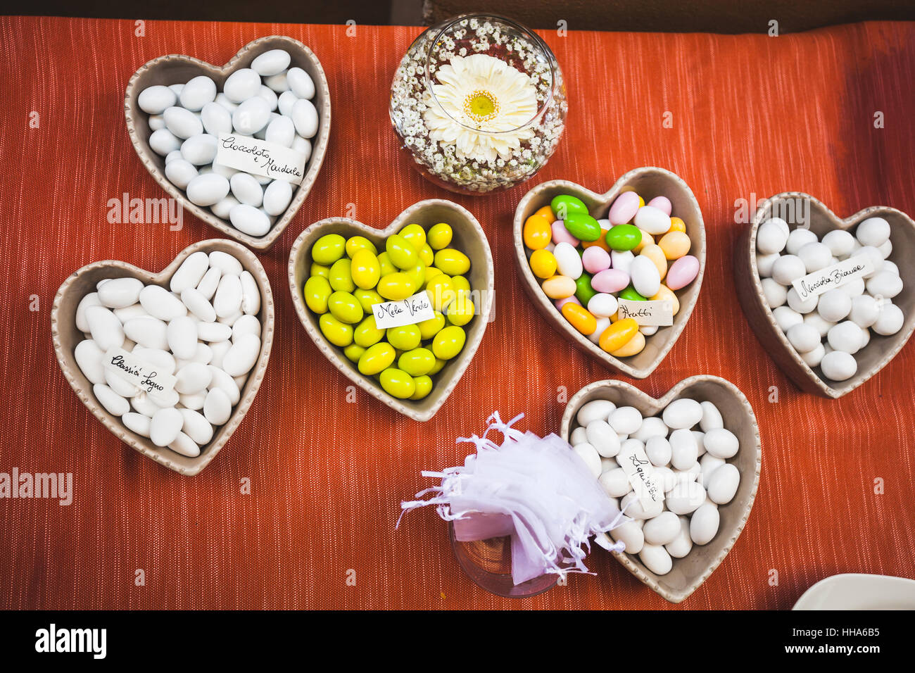 Hochzeit von Süßigkeiten auf ein Herz Form Körbe Dekorationen auf einem Tisch Stockfoto