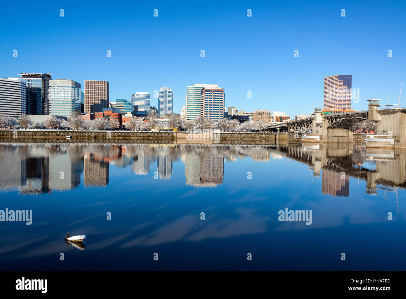 Schöne Reflexion von Portland, Oregon und die Morrison-Brücke Stockfoto