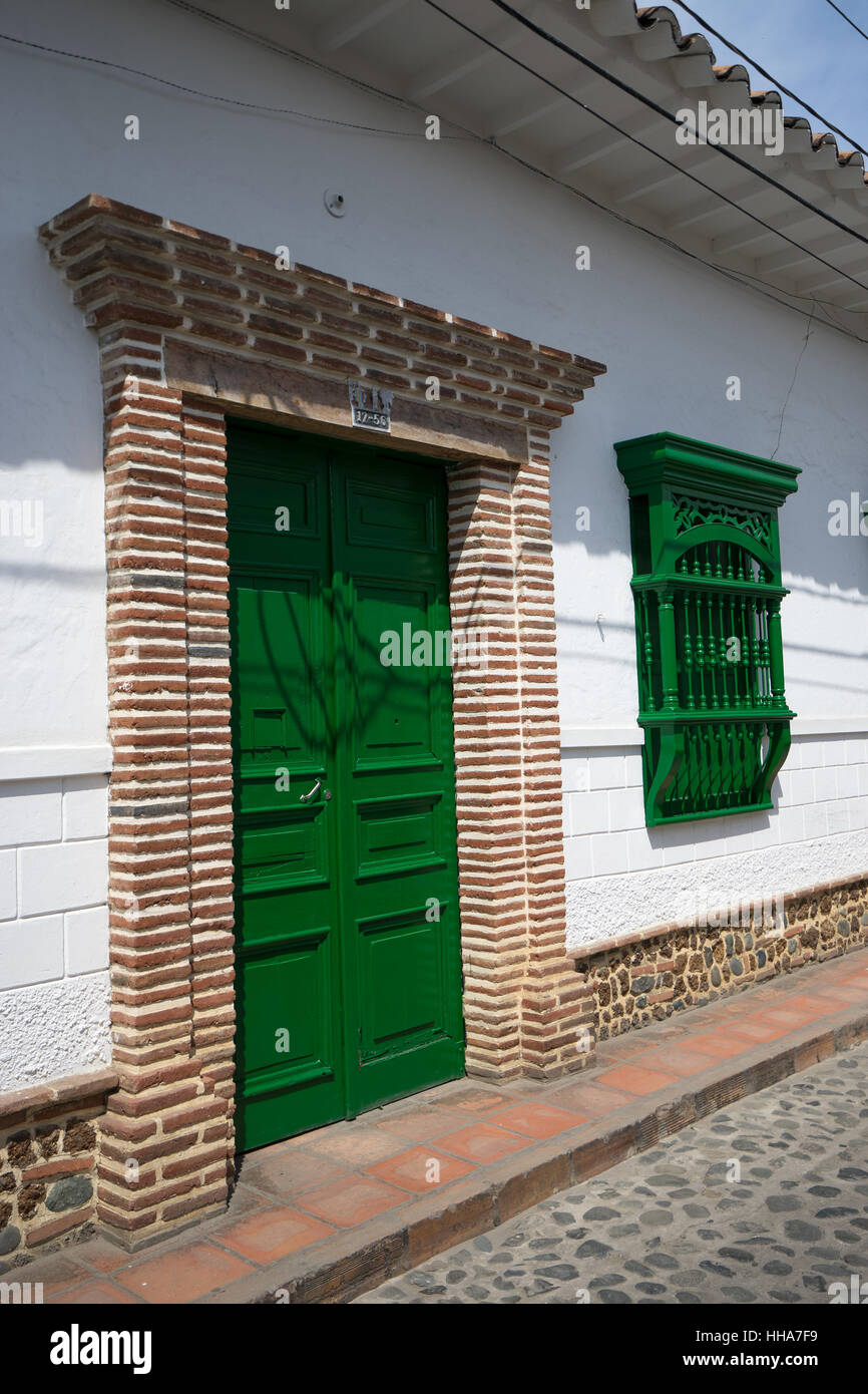 Grüne Tür und Fenster in die koloniale Stadt von Santa Fe de Antioquia, Kolumbien Stockfoto