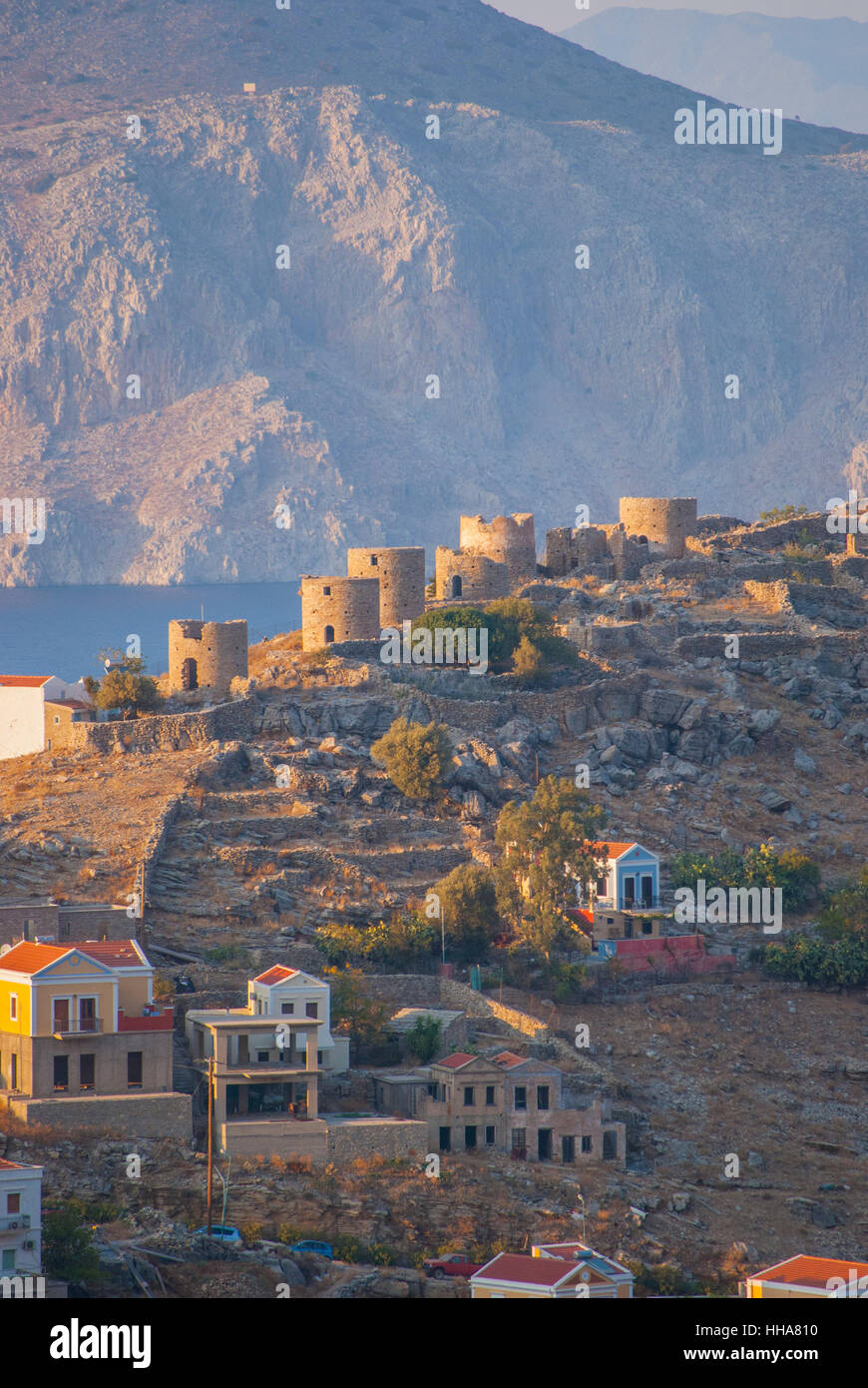 Die alten Windmühlen auf dem Bergrücken oberhalb Chorio auf der Insel Symi Griechenland. Stockfoto